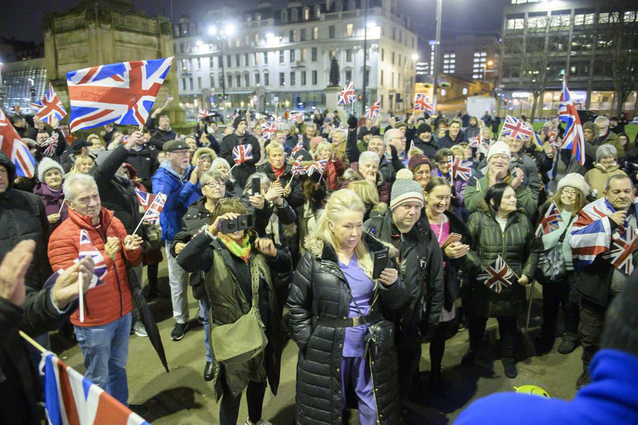 Unionists pop champagne & hold ‘massive conga’ in Glasgow after Nicola Sturgeon quits