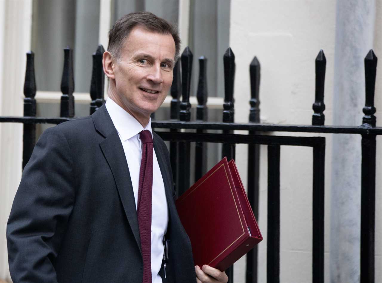 Jeremy Hunt ‘profoundly disagrees’ with Gary Lineker as Tory MPs blast MotD host for ‘tasteless’ Nazi immigrant tweet