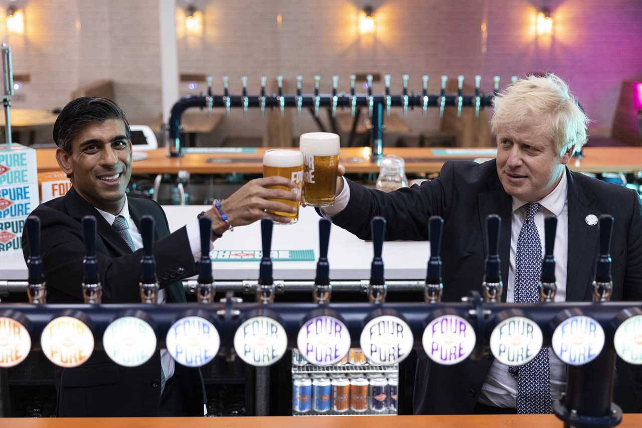 LONDON, ENGLAND - OCTOBER 27: British Prime Minister Boris Johnson and Britain's Chancellor of the Exchequer Rishi Sunak visit 'Fourpure Brewery' in Bermondsey on October 27, 2021 in London, England. Earlier in the day, Sunak presented the government's budget, and how to "deliver a stronger economy for the British people", to the House of Commons. (Photo by Dan Kitwood-WPA Pool/Getty Images)