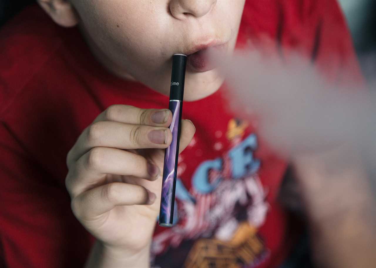 Kids with Vape Pens 26.07.17 Photo © Chris McAndrew / All Moral Rights Asserted 2017