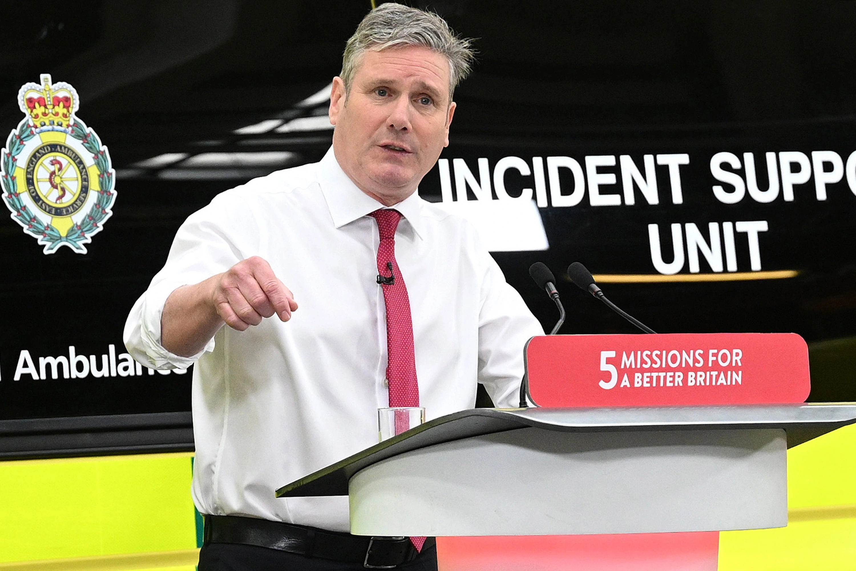 Sir Keir Starmer and Suella Braverman trade blows in immigration row as numbers rocket to record-breaking 606,000
