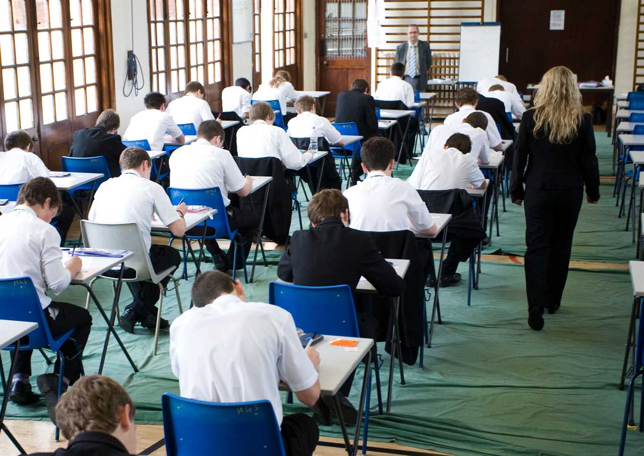 C0KKM8 Pupils fill an exam hall to take a GCSE exam at Maidstone Grammar school in Maidstone, Kent, U.K.
