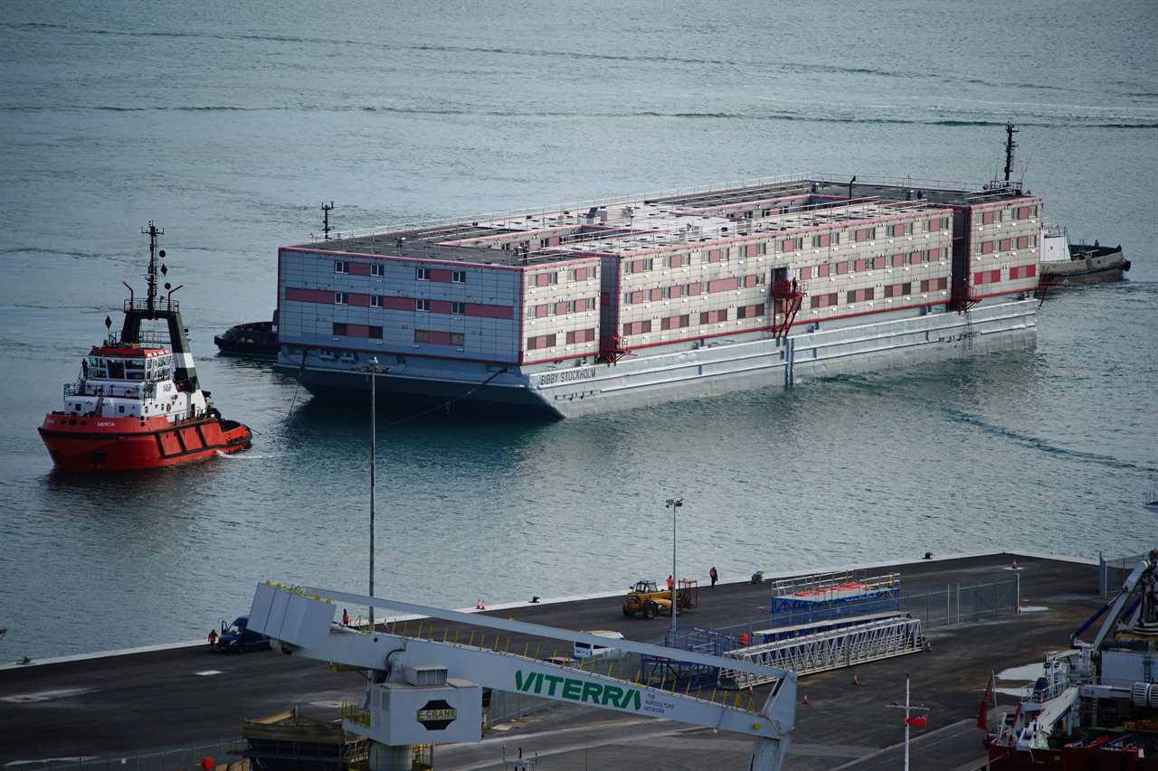 Barge that houses 500 asylum seekers arrives in Dorset after gov wins fight with Lords over migration bill