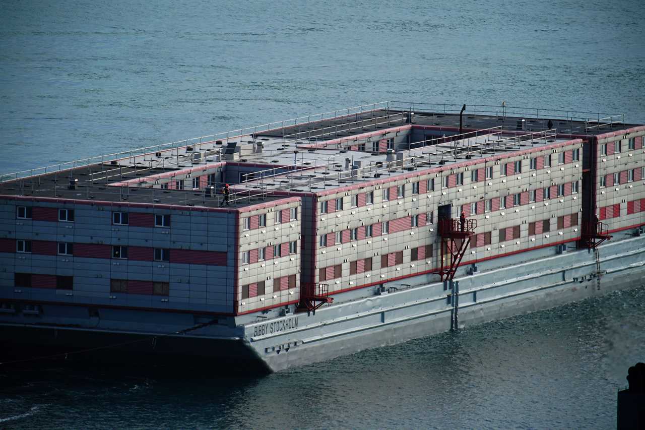 Barge that houses 500 asylum seekers arrives in Dorset after gov wins fight with Lords over migration bill