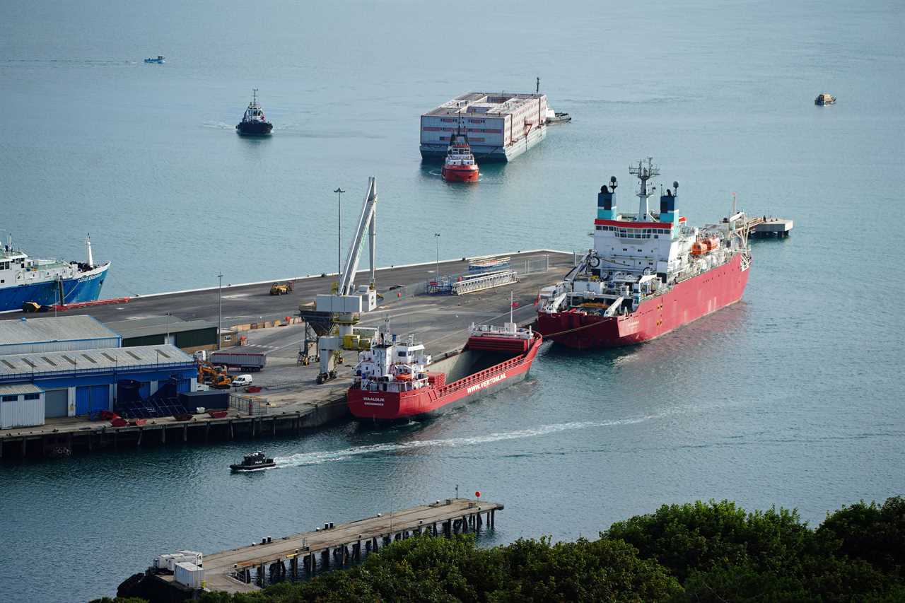 Barge that houses 500 asylum seekers arrives in Dorset after gov wins fight with Lords over migration bill