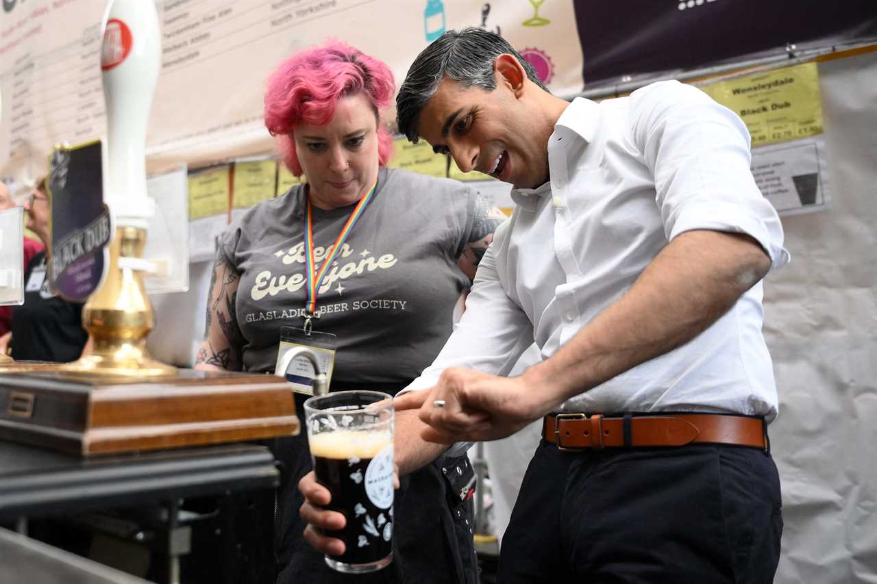 Britain's Prime Minister Rishi Sunak pours a pint of Black Dub stout during a visit to the Great British Beer Festival in west London on August 1, 2023. (Photo by Daniel LEAL / POOL / AFP) (Photo by DANIEL LEAL/POOL/AFP via Getty Images)