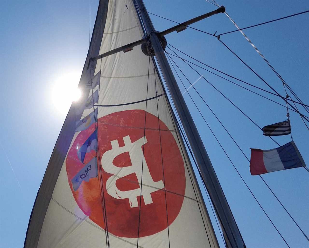 Bitcoin Sets Sail: Captain Paints Giant 'B' on Boat to Promote Crypto Across the Ocean