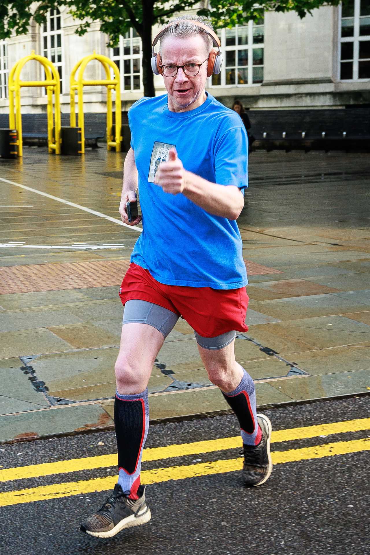 Michael Gove gives thumbs-up on run before slamming ‘spinless’ Starmer during conference speech