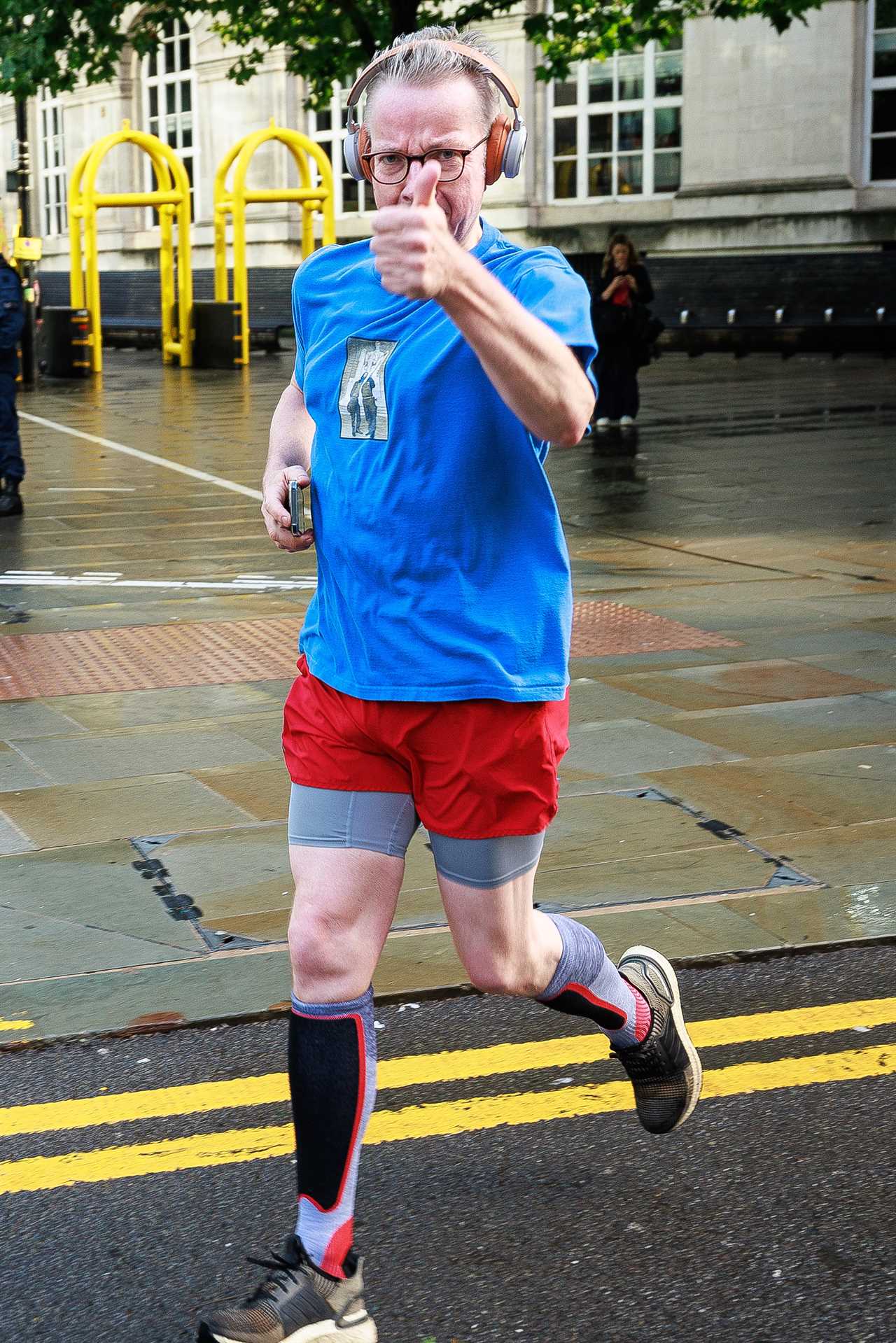 Michael Gove gives thumbs-up on run before slamming ‘spinless’ Starmer during conference speech