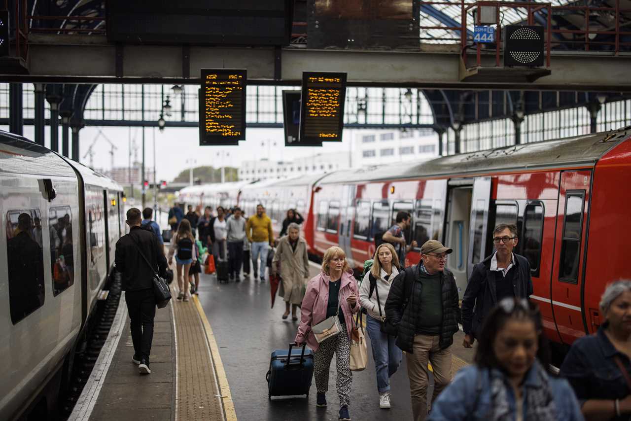 UK Government Announces Anti-Strike Laws to Prevent Christmas Travel Chaos