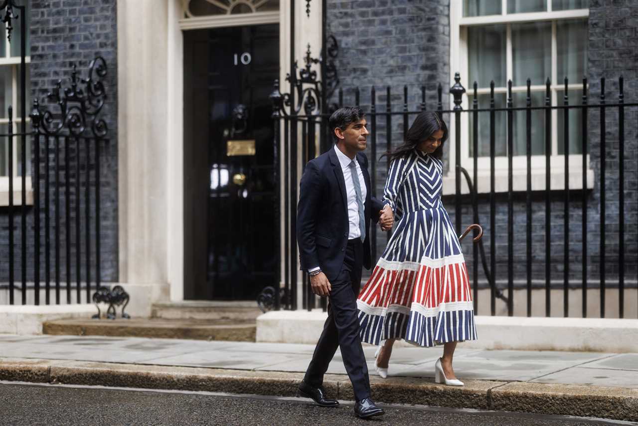 Downing Street sees the arrival of a removal van as Rishi Sunak steps down after Tory's election defeat