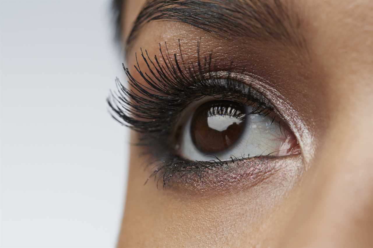 4 Terrifying Dangers of Eyelash Extensions You Need to Know