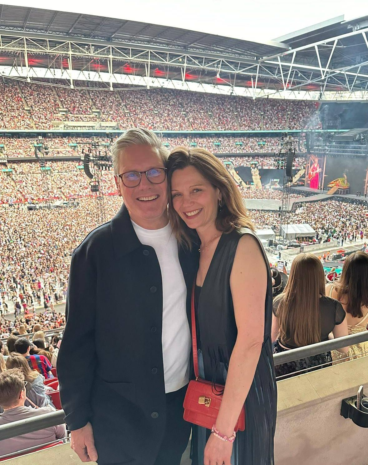 Starmer dismisses calls for investigation into Taylor Swift meeting amidst freebie scandal engulfing ANOTHER minister