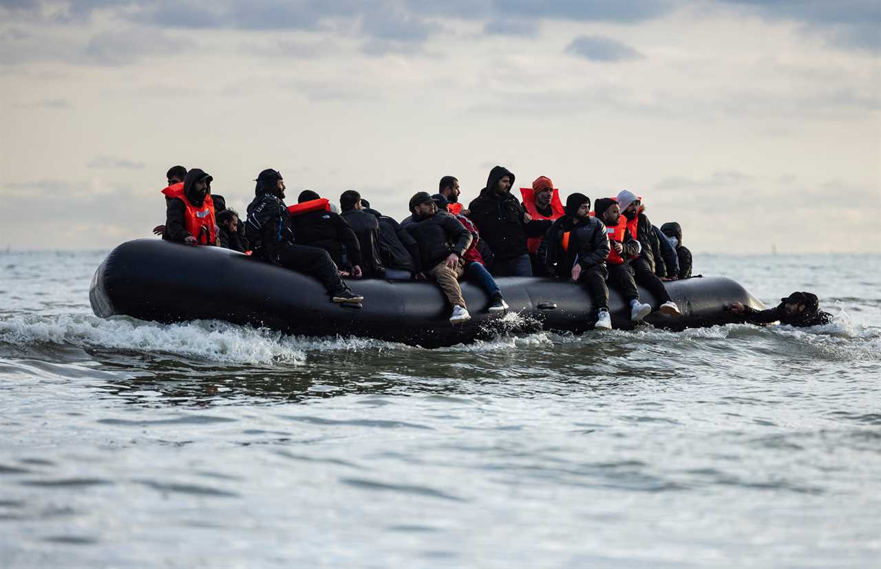 Record Numbers of Migrants Arrive in UK by Small Boats Despite Winter Chill