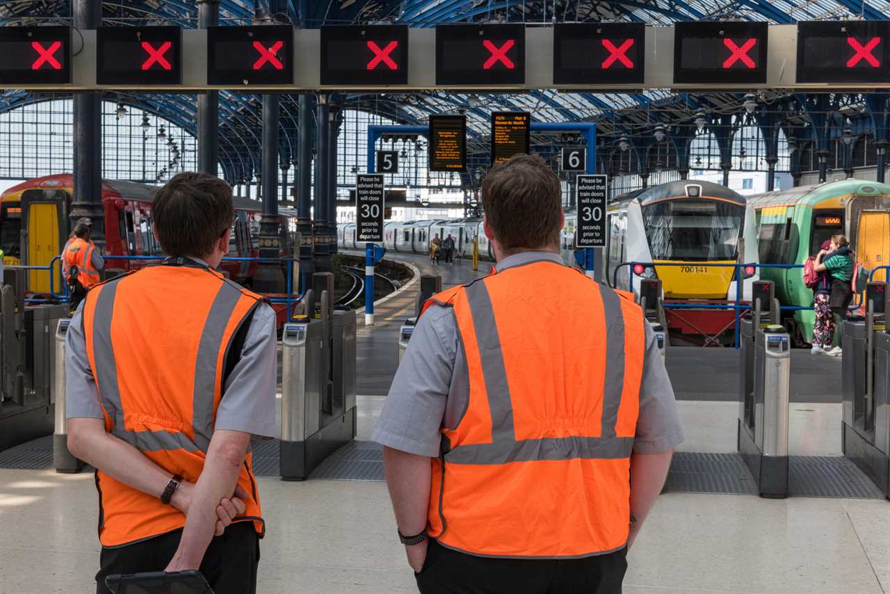 Transport Secretary urges rail industry to modernize for seven-day service