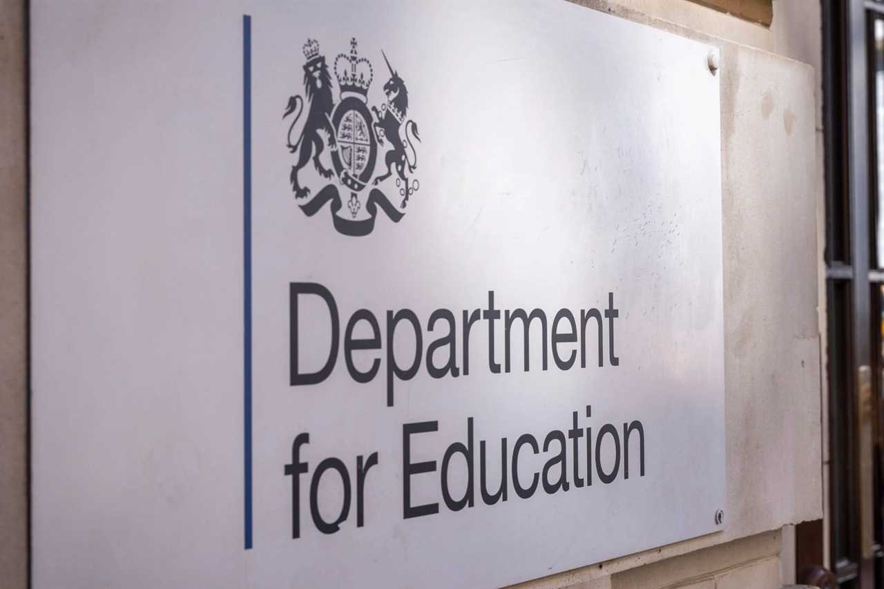 Examining Civil Servants' Workday Seminars: Balancing Inclusion and Productivity