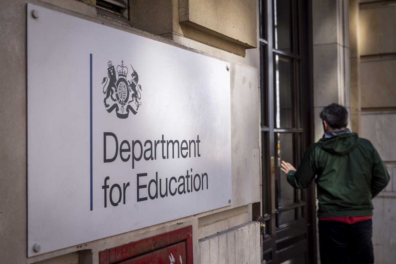 Examining Civil Servants' Workday Seminars: Balancing Inclusion and Productivity